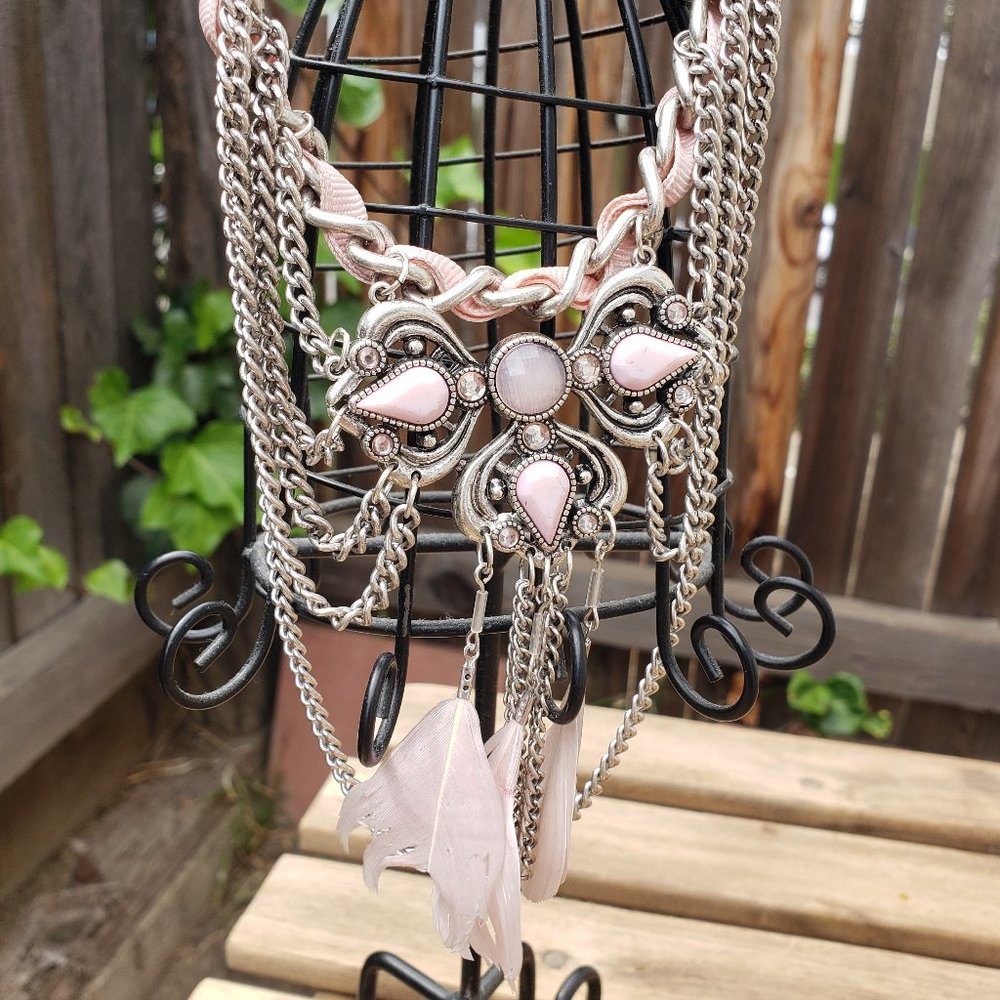 ๐HP!๐ Light Pink Rhinestone Statement Necklace - Picture 4 of 9